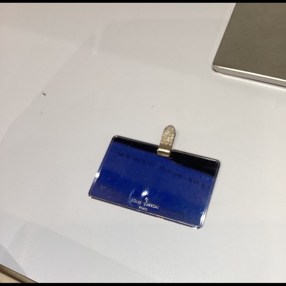 🔥SOLD🔥RARE Louis Vuitton Silver/Gold Epi
Leather Blade Clutch - Picture 5 of 5